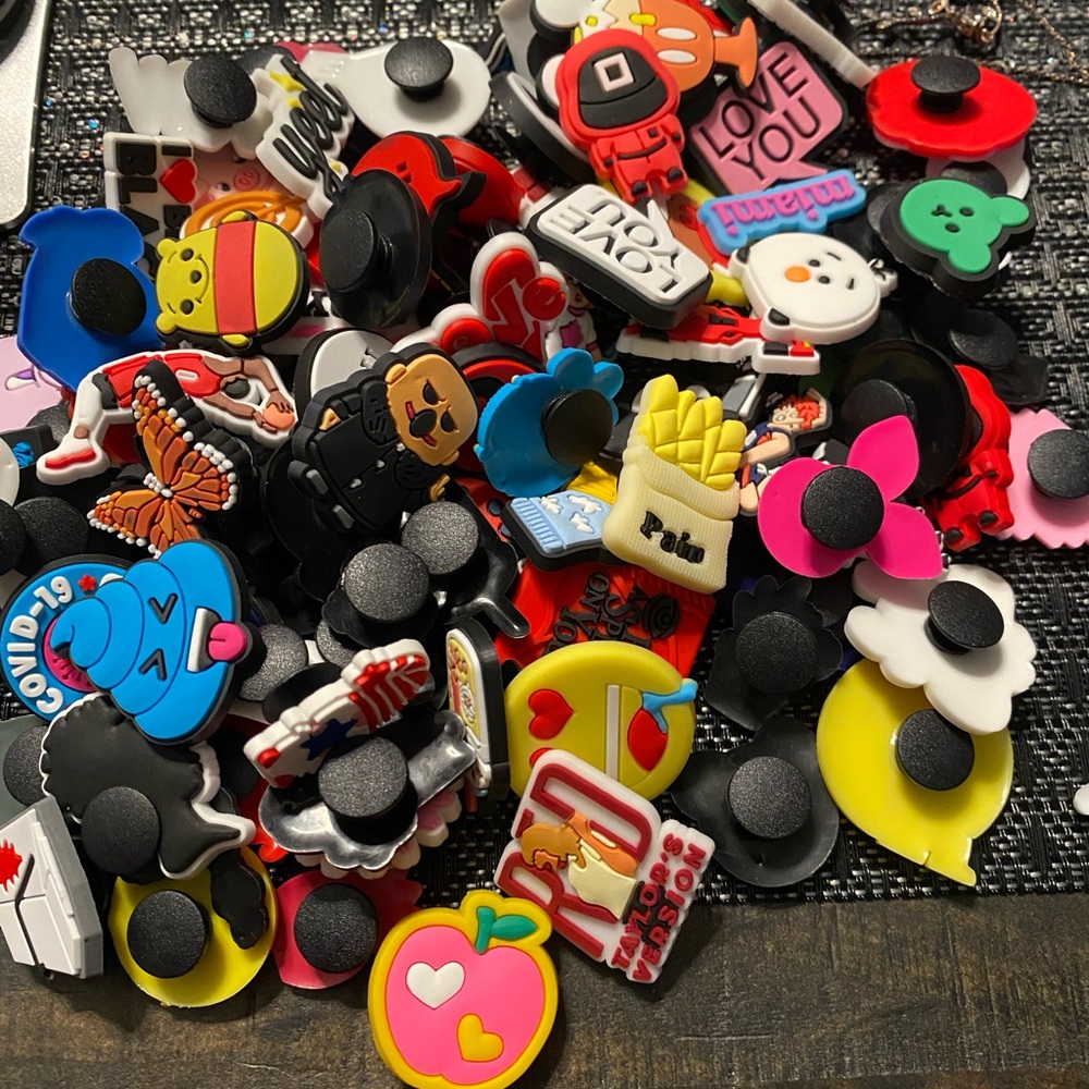 Croc charms lot (M113)